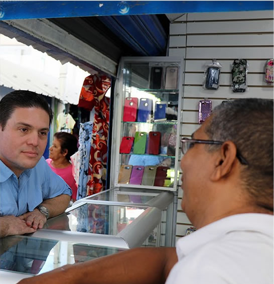 Juan Carlos Pinzón en comunidad